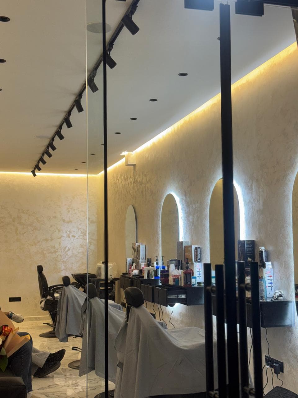 Le salon vu depuis la vitrine